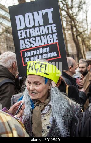 Londra, Regno Unito. 22 Febbraio 2020. Vivienne Westwood in folla come Manifestanti marciò e poi ha tenuto un rally nel centro di Londra per opporsi all'estradizione di Julian Assange negli Stati Uniti. L'evento organizzato dalla campagna Do non Extradite Assange si svolge prima di un processo a partire da lunedì che potrebbe vedere il fondatore Wikileaks di fronte a una condanna a vita negli Stati Uniti. David Rowe/Alamy Live News. Foto Stock