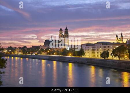 Vista dall'altra parte dell'Elba alla Cattedrale di Magdeburgo in serata, Magdeburgo, Sassonia-Anhalt, Germania Foto Stock