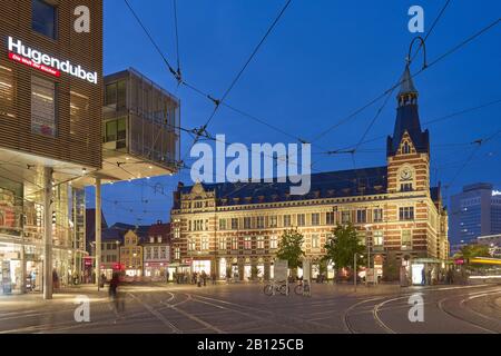 Vista sul verde del villaggio con ufficio postale a Erfurt, Turingia, Germania Foto Stock