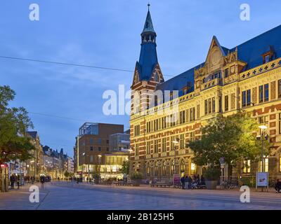 Vista sul verde del villaggio con ufficio postale a Erfurt, Turingia, Germania Foto Stock