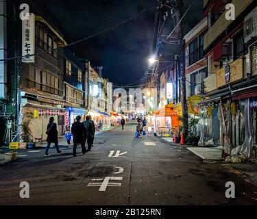 Tokyo, Giappone - 24 febbraio 2017: Una vista notturna di Hoppy Street Foto Stock