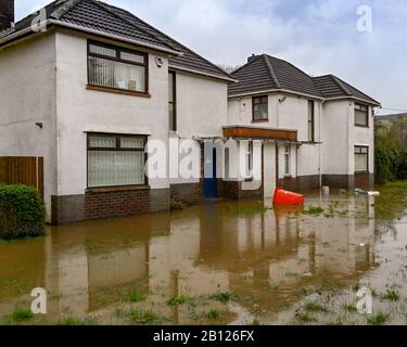 TREFOREST, NEI PRESSI DI CARDIFF, GALLES - FEBBRAIO 2020: Giardino allagato di una casa a Treforest dopo che il fiume Taff ha fatto scoppiare le sue banche dopo Storm Dennis Foto Stock