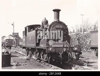 Foto vintage in bianco e nero di locomotiva a vapore - S.R. M7 Classe 0-4-4T 30128 alla stazione centrale di Bournemouth M.P.D. Maggio 1952. Foto Stock