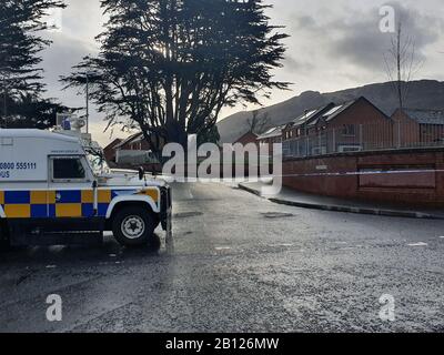 Feldon Gardens a Newtownabbey, County Antrim, è stato condonato come parte di un avviso di sicurezza a seguito di segnalazioni di un oggetto sospetto nella zona. Foto Stock