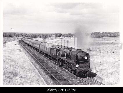 Foto vintage in bianco e nero di locomotiva a vapore - S.R. Ricostruita Battaglia Di Gran Bretagna Classe 4-6-2 34885 501 Squadron Giugno 1966. Foto Stock