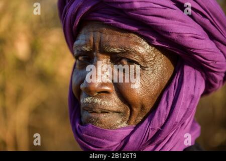 Un uomo dal gruppo etnico dei Peul della Gambia Foto Stock