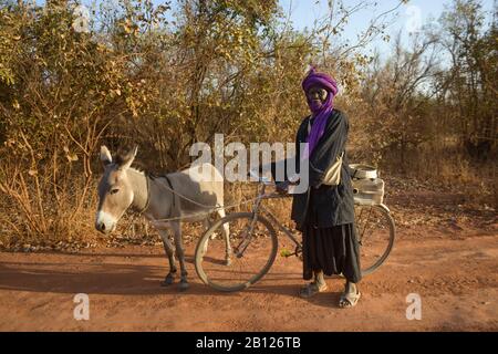 Un uomo dal gruppo etnico dei Peul della Gambia Foto Stock