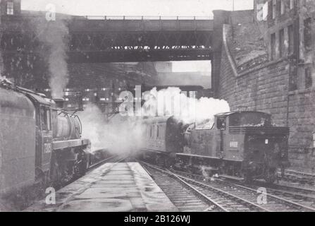 Foto vintage in bianco e nero di locomotiva a vapore - 69188 arrivo a Glasgow Queen Street con un treno dalla West Highland Line con 73105. Foto Stock