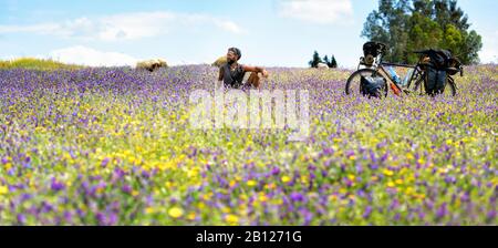 Escursioni in bicicletta nel Medio Atlante, Marocco Foto Stock