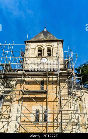 Ponteggio modulare eretto intorno alla vecchia chiesa per la pulizia e la ristrutturazione della pietra, Bossay-sur-Claise, Francia. Foto Stock