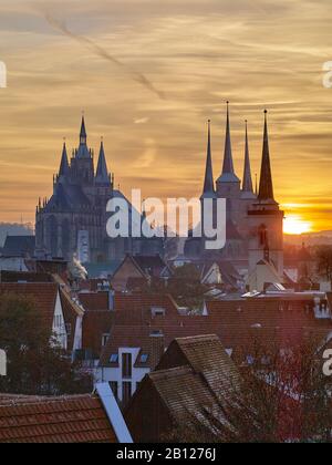 Vista Su Erfurt Con Cattedrale Di S. Maria, Chiesa Di Severo E Chiesa Di Tutti I Santi, Turingia, Germania Foto Stock