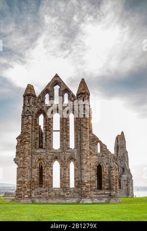 Whitby Abbey fu un monastero cristiano del 7th secolo che divenne poi un'abbazia benedettina, che si affaccia su whitby yorkshire england Foto Stock