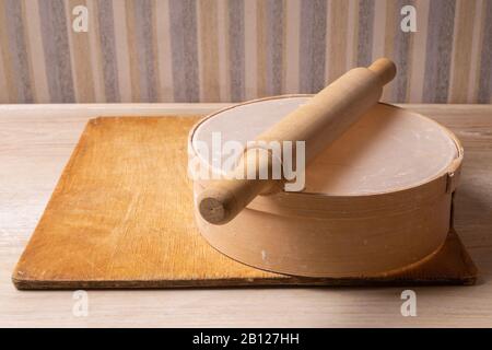 Tagliere compensato, setaccio di farina di legno e spina di laminazione di legno - attrezzi per fare l'impasto. Foto Stock