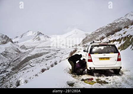 Spedizione turistica alla ricerca di leopardo neve nella valle di Ulley. Ladakh. Himalaya. India Foto Stock