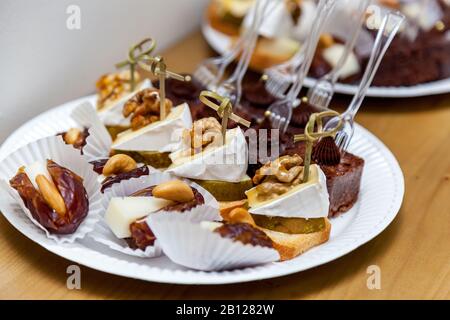 Diversi tipi di dessert con biscotti e noci sul piatto bianco. Foto Stock