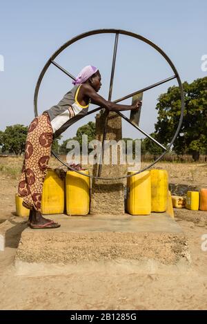 Manuale di pompaggio di acqua, Burkina Faso Foto Stock