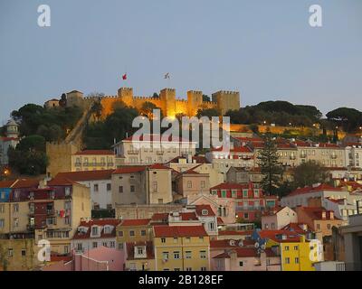 Castelo de São Jorge è un castello medievale moresco nel quartiere di Alfama, sulla collina. Si affaccia sulla città e sul fiume Tago. Foto Stock