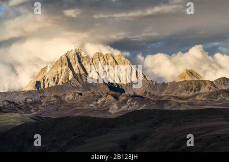 Monte Zhara Lhatse al tramonto sull'altopiano tibetano, provincia del Sichuan, Cina Foto Stock