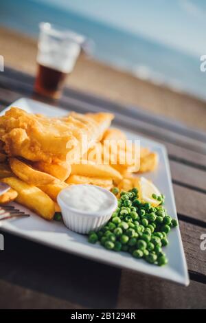 Pesce e patatine, tipico pranzo britannico, ristorante sulla spiaggia, Brighton, Inghilterra Pesce e patatine fritte, tipico pranzo britannico, ristorante sulla spiaggia, Brighton, Inghilterra Foto Stock