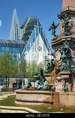 Augustusplatz con nuovo Augusteum e Mendebrunnen, Lipsia, Sassonia, Germania Foto Stock