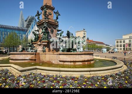 Augustusplatz con nuovo Augusteum e Mendebrunnen, Lipsia, Sassonia, Germania Foto Stock