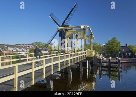 Ponte di Rembrandt a Galgewater con Molen de mettere in Leiden, Olanda meridionale, Paesi Bassi Foto Stock