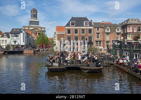 Vista dalla Aalmarkt oltre la Rijn al Hartebrugkerk in Leiden, Olanda meridionale, Paesi Bassi Foto Stock