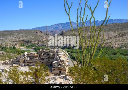 Affacciato sul Rio Grande dal sentiero per Hot Springs Historic District nel Big Bend National Park, Texas Foto Stock