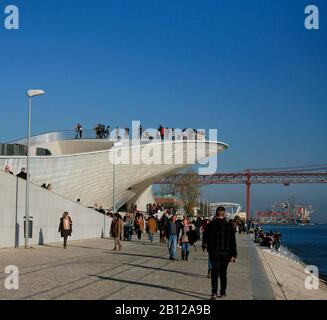 Il ponte del 25 aprile è un ponte sospeso attraverso il fiume Tajo in Portogallo, che collega Lisbona e Almada. Foto Stock