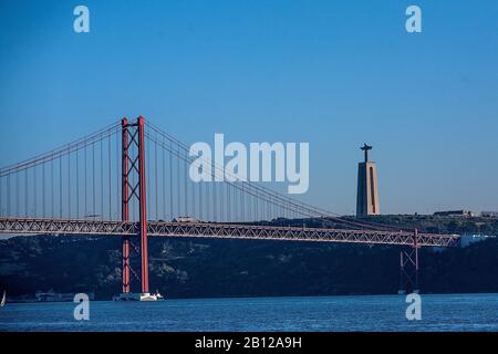 Il ponte del 25 aprile è un ponte sospeso attraverso il fiume Tajo in Portogallo, che collega Lisbona e Almada. Foto Stock