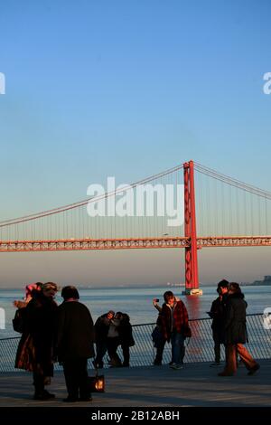 Il ponte del 25 aprile è un ponte sospeso attraverso il fiume Tajo in Portogallo, che collega Lisbona e Almada. Foto Stock