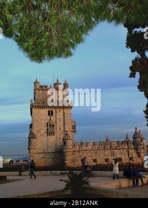 La Torre di Belém si trova vicino a Lisbona, sul fiume Tago. Costruito tra il 1515 e il 1521 in onore dell'esplorazione di Vasco da Gama e come parte della difesa. Foto Stock