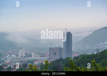 Nebbia di mattina su Jena, Turingia, Germania Foto Stock