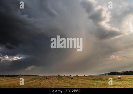 Tempesta su campo di stoppie, Turingia, Germania Foto Stock