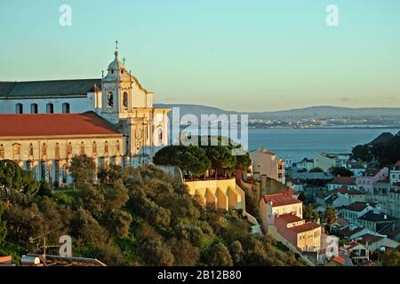 Vista da Miradouro da Senhora do Monte a Graca al Convento de Nossa Sehora Chiesa, Alfama e Tejo fiume Foto Stock