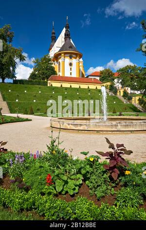 Chiesa Collegiata di Santa Maria con il giardino del monastero nel monastero Neuzelle, Brandeburgo, Germania Foto Stock