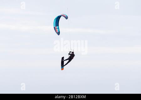 Camber, East Sussex, Regno Unito. 22nd Feb, 2020. UK Weather: Condizioni ideali per questi kite surfisti che prendono le onde in grandi numeri godendo del clima molto ventoso sulla costa meridionale. © Paul Lawrenson 2020, Photo Credit: Paul Lawrenson/ Alamy Live News Foto Stock