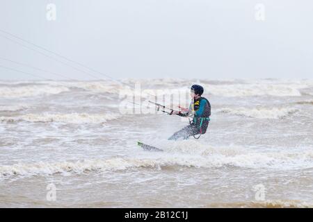 Camber, East Sussex, Regno Unito. 22nd Feb, 2020. UK Weather: Condizioni ideali per questi kite surfisti che prendono le onde in grandi numeri godendo del clima molto ventoso sulla costa meridionale. © Paul Lawrenson 2020, Photo Credit: Paul Lawrenson/ Alamy Live News Foto Stock