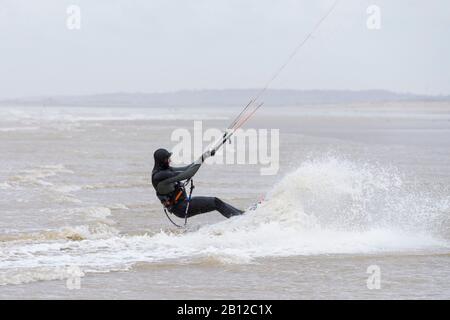 Camber, East Sussex, Regno Unito. 22nd Feb, 2020. UK Weather: Condizioni ideali per questi kite surfisti che prendono le onde in grandi numeri godendo del clima molto ventoso sulla costa meridionale. © Paul Lawrenson 2020, Photo Credit: Paul Lawrenson/ Alamy Live News Foto Stock