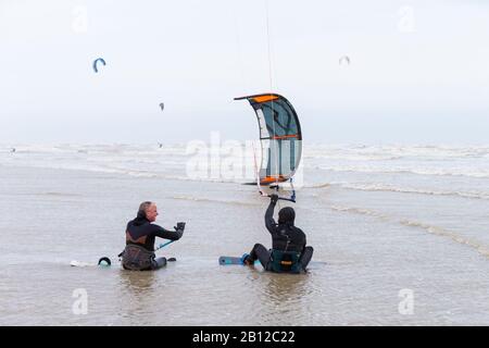 Camber, East Sussex, Regno Unito. 22nd Feb, 2020. UK Weather: Condizioni ideali per questi kite surfisti che prendono le onde in grandi numeri godendo del clima molto ventoso sulla costa meridionale. © Paul Lawrenson 2020, Photo Credit: Paul Lawrenson/ Alamy Live News Foto Stock