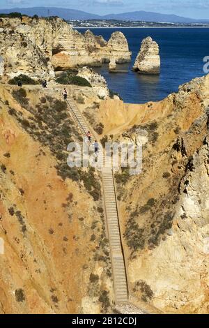 Costa rocciosa a Ponta da Piedade vicino a Lagos, Algarve, Faro, Portogallo Foto Stock