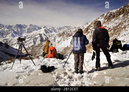 Spedizione turistica alla ricerca di leopardo neve nella valle di Ulley. Ladakh. Himalaya. India Foto Stock