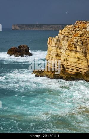 Costa rocciosa a Cabo de Sao Vicente con mare tempestoso vicino Sarges, Algarve, Faro, Portogallo Foto Stock