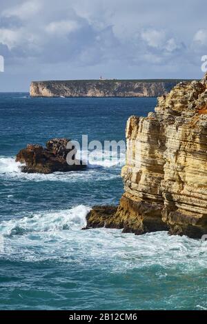 Costa rocciosa a Cabo de Sao Vicente con mare tempestoso vicino Sarges, Algarve, Faro, Portogallo Foto Stock