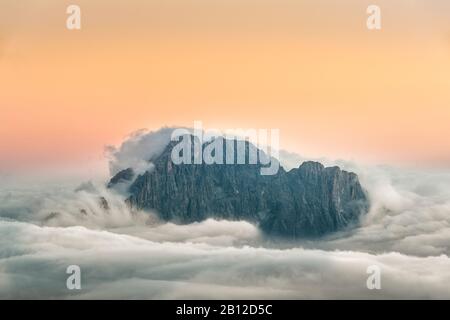 Vista dal Rifugio Lagazuoi (2752 m) al comprensorio sciistico del Civetta e Dolomiti, Cortina d'Ampezzo, Italia Foto Stock