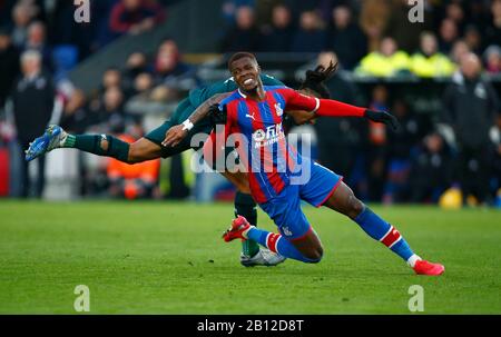 Londra, Regno Unito. 22nd Feb, 2020. Il Wilfried Zaha di Crystal Palace viene portato giù dal Valentino Lazaroduring della Premier League inglese del Newcastle United tra il Crystal Palace e il Newcastle United al Selhurst Park Stadium, Londra, Inghilterra il 22 febbraio 2020 Credit: Action Foto Sport/Alamy Live News Foto Stock