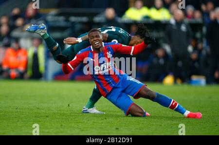 Londra, Regno Unito. 22nd Feb, 2020. Il Wilfried Zaha di Crystal Palace viene portato giù dal Valentino Lazaroduring della Premier League inglese del Newcastle United tra il Crystal Palace e il Newcastle United al Selhurst Park Stadium, Londra, Inghilterra il 22 febbraio 2020 Credit: Action Foto Sport/Alamy Live News Foto Stock