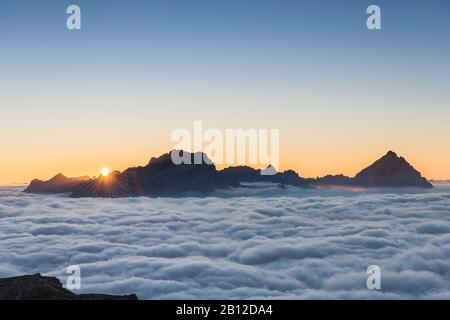 Vista dal Rifugio Lagazuoi (2752 m) al Monte Antelao, Dolomiti, Cortina d'Ampezzo, Italia Foto Stock
