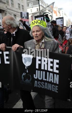 Londra, Regno Unito. 22nd Feb, 2020. Il fashion designer Vivienne Westwood dispone di un gruppo di attivisti che lottano per fermare l'estradizione di Julian Assange negli Stati Uniti per aver commesso accuse di spionaggio contro il governo americano sabato 22 febbraio 2020 a Londra. Il processo di estradizione di Julian Assange inizia lunedì a Londra il 24 febbraio 2020. Foto di Hugo Philpott/UPI Credit: UPI/Alamy Live News Foto Stock