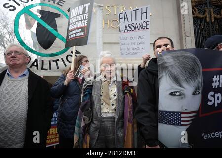 Londra, Regno Unito. 22nd Feb, 2020. Il fashion designer Vivienne Westwood dispone di un gruppo di attivisti che lottano per fermare l'estradizione di Julian Assange negli Stati Uniti per aver commesso accuse di spionaggio contro il governo americano sabato 22 febbraio 2020 a Londra. Il processo di estradizione di Julian Assange inizia lunedì a Londra il 24 febbraio 2020. Foto di Hugo Philpott/UPI Credit: UPI/Alamy Live News Foto Stock